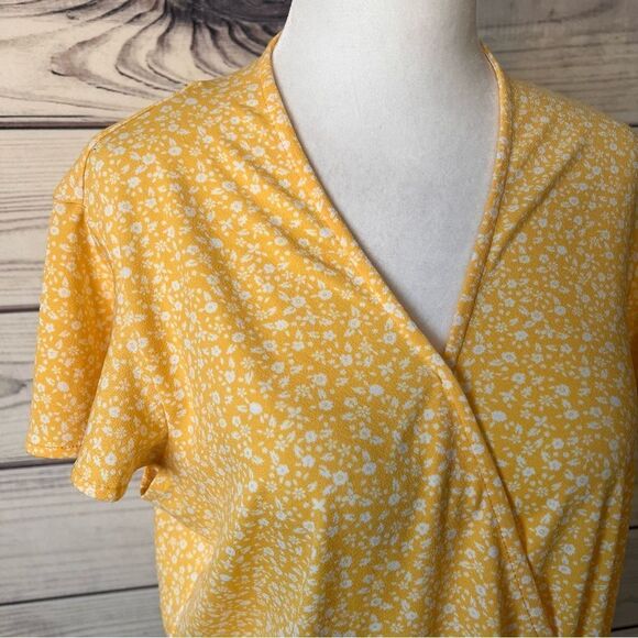Adrianna Papell Yellow Floral Short Sleeve Wrap Blouse - Picture 2 of 7